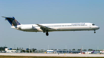 N71828 - Continental Airlines McDonnell Douglas MD-82