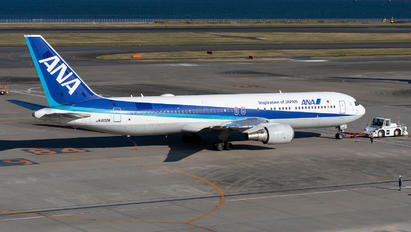 JA609A - ANA - All Nippon Airways - Airport Overview - Runway, Taxiway
