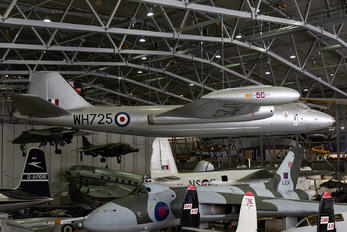 VH725 - Royal Air Force English Electric Canberra B.2