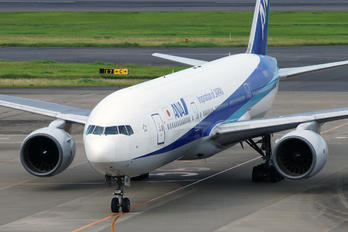 JA8198 - ANA - All Nippon Airways Boeing 777-200