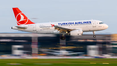 TC-JLY - Turkish Airlines Airbus A319